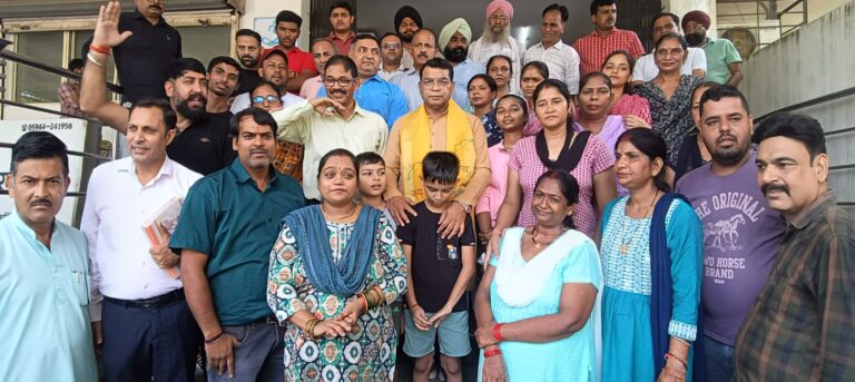 विधायक शिव अरोरा के मजबूत प्रयासों से  श्याम होम्स कॉलोनी के 8 परिवारों के चेहरे पर लोटी मुस्कान, अब नही टूटेंगे आशियाने विधायक शिव अरोरा की पहल पर दोनों पक्षो ने आपसी विवाद निपटाने पर बनी सहमति, मामले का हुआ पटाक्षेप