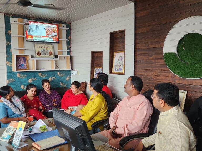 विधायक शिव अरोरा ने बूथ न. 143 बिगवाड़ा मे प्रधानमंत्री नरेंद्र मोदी के मन बात कार्यक्रम के 125वे संस्मरण को कार्यकताओ संग सुना