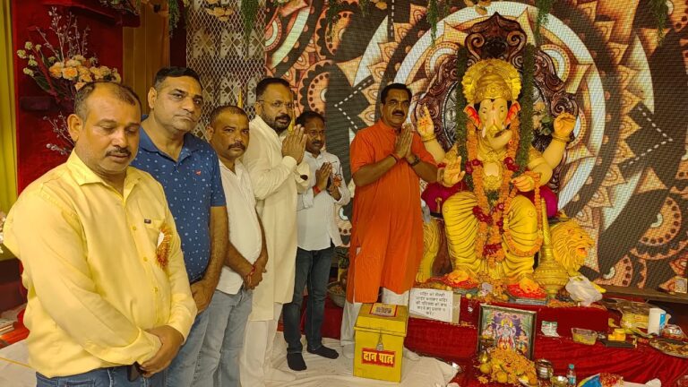 रुद्रपुर। सिडकुल चौक पर सिडकुल उद्योग परिवार की ओर से धूमधाम से आयोजित श्री गणेश महोत्सव में पूर्व विधायक राजकुमार ठुकराल शामिल हुए।