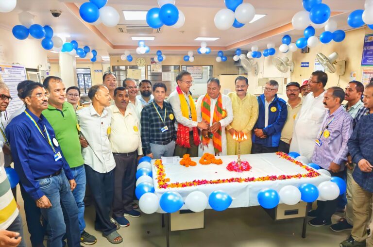 भारतीय जीवन बीमा निगम (एल.आई.सी.) के 69 वें स्थापना दिवस के अवसर पर नगर निगम रुद्रपुर के पूर्व महापौर रामपाल सिंह, भाजपा किसान मोर्चा के पूर्व प्रदेश अध्यक्ष अनिल चौहान जी, मंडी समिति के पूर्व अध्यक्ष के के दास एवं भाजपा जिला महामंत्री राकेश सिंह विशेष रूप से आमंत्रित अतिथि के रूप में रुद्रपुर शाखा कार्यालय में पहुंचे।