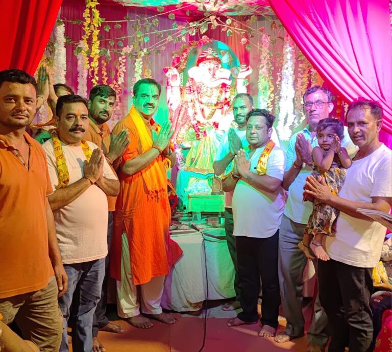 रूद्रपुर। नगर के वार्ड नंबर एक फुलसुंगा क्षेत्र की चन्द्रावती इन्क्लेव कॉलोनी में गणेश महोत्सव धूमधाम से मनाया गया। इस अवसर पर आयोजित कार्यक्रम में पूर्व विधायक राजकुमार ठुकराल मुख्य अतिथि के रूप में पहुंचे।