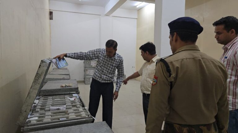 जिलाधिकारी एवं जिला निर्वाचन अधिकारी नितिन सिंह भदौरिया ने मंगलवार को ईवीएम वेयर हाउस का त्रिमासिक निरीक्षण किया