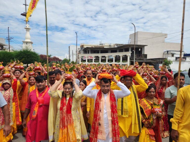कल से नवरंग वाटिका मे शुरू होने वाली श्रीरामकथा के पूर्व निकाली गई भव्य कलश यात्रा मे शामिल हुऐ विधायक शिव अरोरा
