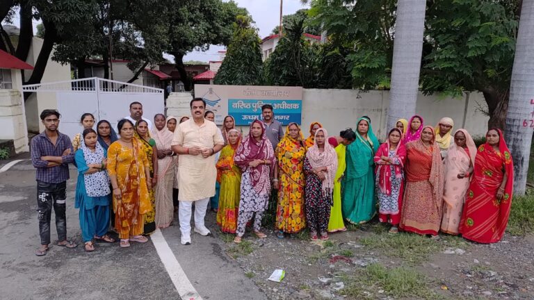 मोबाइल चोरी के आरोप में निर्दोष युवक को पुलिस द्वारा प्रताड़ित किये जाने के विरोध में भूरारानी क्षेत्र की तमाम महिलाओं ने देर शाम पूर्व विधायक राजकुमार ठुकराल की अगुवाई में एसएसपी कैम्प कार्यालय पहुंचकर विरोध प्रकट किया और दोषी पुलिस कर्मियों के खिलाफ कार्रवाई की मांग की