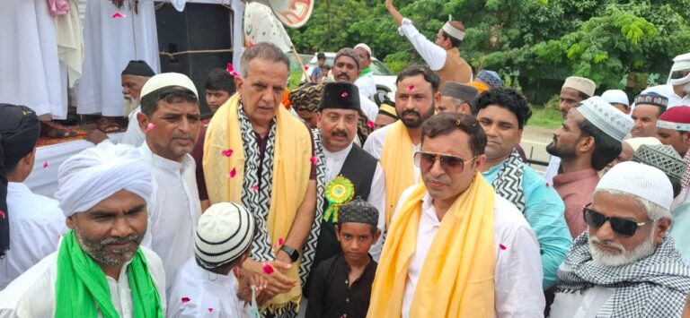 बारावफात जुलूस का भव्य स्वागत कर समाजसेवी सुशील गाबा, तनेजा, हरजी, निषाद, समेत सर्वसमाज ने दिया भाईचारे का संदेश  बोले सर्वसमाज के लोग सर्व धर्म समभाव से होगा महान भारत का निर्माण