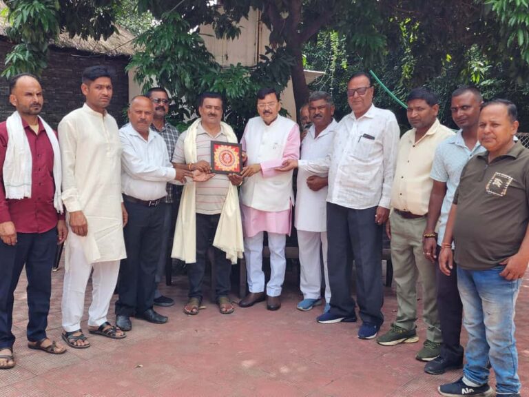 पूर्व विधायक राजेश शुक्ला ने शिक्षक दिवस पर वरिष्ठ शिक्षक प्रदीप कुमार को किया सम्मानित