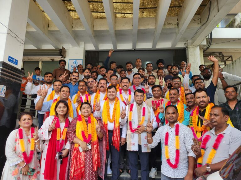 विधायक शिव अरोरा ने नवनियुक्त जिला पदाधिकारियो का अपने कार्यालय पर किया जोरदार स्वागत