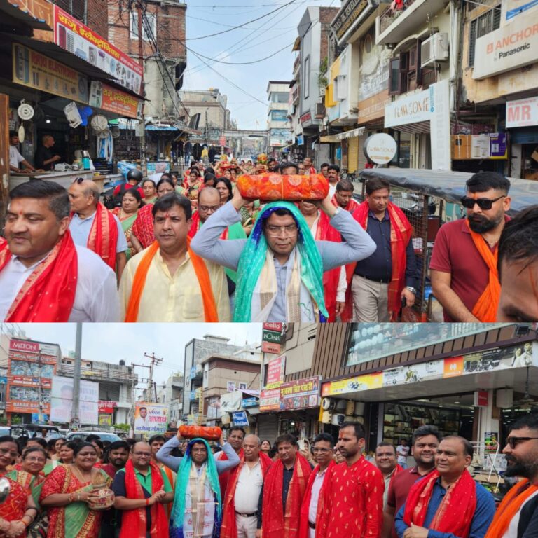 राधा रानी भागवत कथा प्रारम्भ होने से पूर्व रुद्रपुर मुख्य बाजार मे निकली कलश यात्रा मे शामिल हुऐ विधायक शिव अरोरा