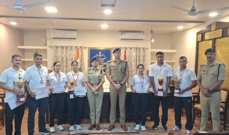 एसएसपी मणिकांत मिश्रा द्वारा देहरादून में आयोजित पुलिस खेल प्रतियोगिता के पदक विजेताओं को किया गया सम्मानित।  ऊधम सिंह नगर पुलिस के खिलाड़ियों ने 3 स्वर्ण सहित 7 पदक जीतकर शानदार प्रदर्शन किया।