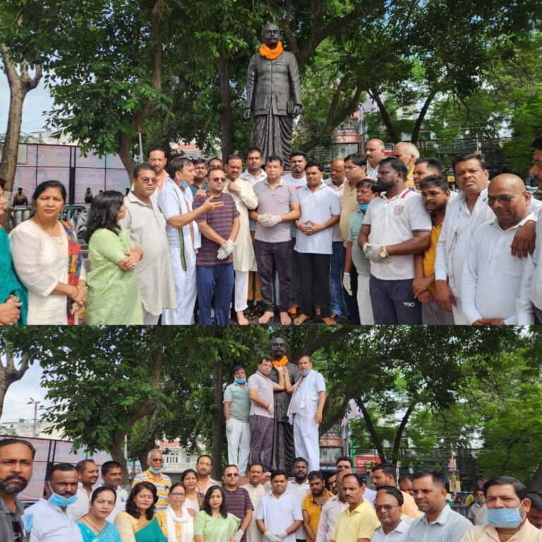 विधायक शिव अरोरा ने प्रधानमंत्री नरेंद्र मोदी के जन्मदिन पर गाँधी पार्क मे महापुरुषों की मूर्ति पर चलाया स्वच्छता अभियान