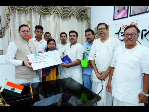 दिनेशपुर। उत्तराखंड में आपदा प्रभावितों की मदद के लिए देवघर सत्संग ने मुख्यमंत्री राहत कोष में एक करोड़ रुपये का चेक सौंपा।