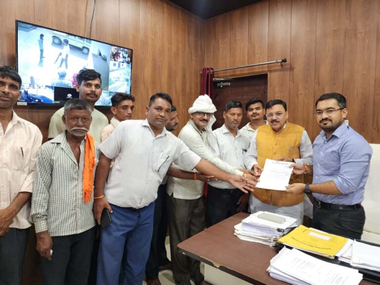 किच्छा :- ग्राम तुर्कागौरी में पिछले 60 वर्षों से आबादी भूमि पर निवास कर रहे ग्रामीणों को भूमि की श्रेणी में बदलाव कर स्वामित्व दिलाने के संबंध में पूर्व विधायक राजेश शुक्ला के नेतृत्व में ग्राम प्रधान नन्दलाल यादव के साथ ग्रामीणों का प्रतिनिधिमंडल उपजिलाधिकारी गौरव पांडे से मिला और भूमि की श्रेणी में बदलाव कर स्वामित्व योजना के अंतर्गत ग्रामीणों को अधिकार देने की मांग की