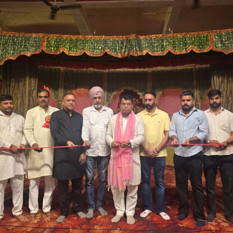 विधायक शिव अरोरा ने प्रथम दिन भूतबांग्ला रामलीला का फीता काटकर किया शुभारम्भ, कमेटी मे विधायक को अंग वस्त्र भेट किया सम्मानित