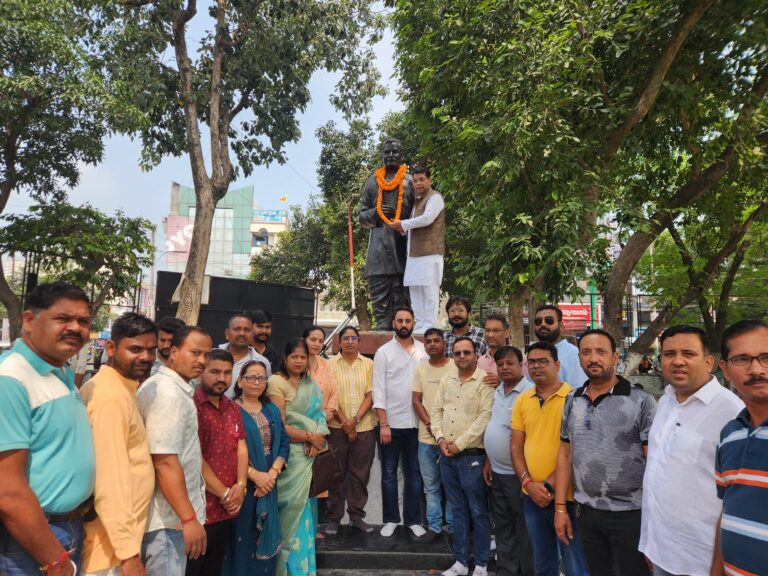 विधायक शिव अरोरा ने पंडित दीनदयाल उपाध्याय की जयंती के अवसर पर उनकी प्रतिमा पर किया माल्यार्पण