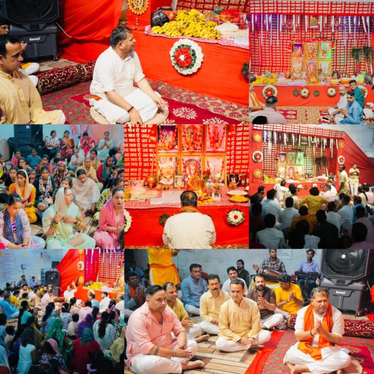 रुद्रपुर। गंगापुर रोड स्थित श्री नीलकंठ धाम में महंत एवं महापौर विकास शर्मा के सानिध्य में चल रहे नवरात्र महोत्सव के तीसरे दिन चौकी का आयोजन समाजसेवी रविंद्र वार्ष्णेय के परिवार की ओर से किया गया