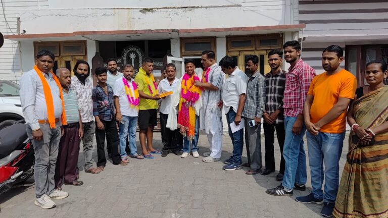 रूद्रपुर। छात्र संघ के नवनिर्वाचित अध्यक्ष रजत सिंह बिष्ट ने पूर्व विधायक राजकुमार ठुकराल से भेंट कर उनका आशीर्वाद लिया।