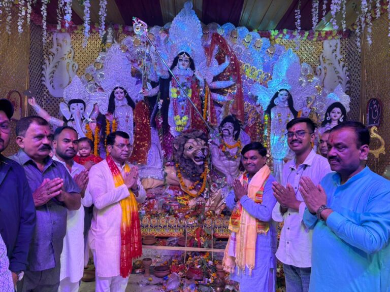 ट्रांजिस्ट कैम्प दुर्गा पूजा महोत्सव में शामिल हुए विधायक शिव अरोरा ने लिया दुर्गा मैया का आशीर्वाद