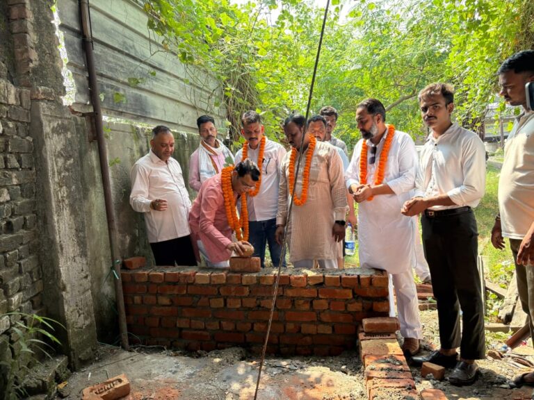 विधायक शिव अरोरा ने खेड़ा संतोषी माता मन्दिर के पास विधायकनिधि से ट्रांसफार्मर शिफ्टिंग के कार्य का नारियल फोड़कर शुभारम्भ किया