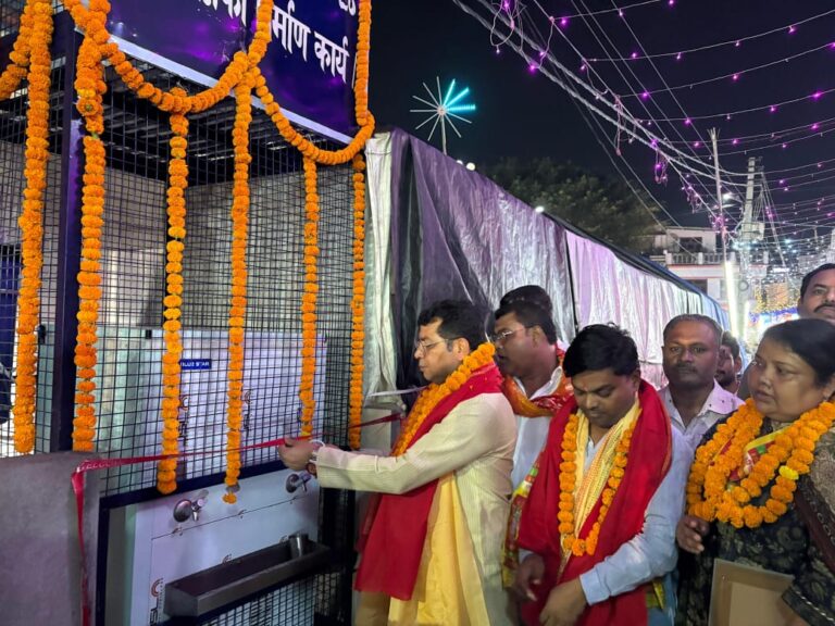 विधायक शिव अरोरा ने संजय नगर खेड़ा मे विधायकनिधि से लगे पीने के पानी के प्याऊ का फीता काटकर शुभारम्भ किया