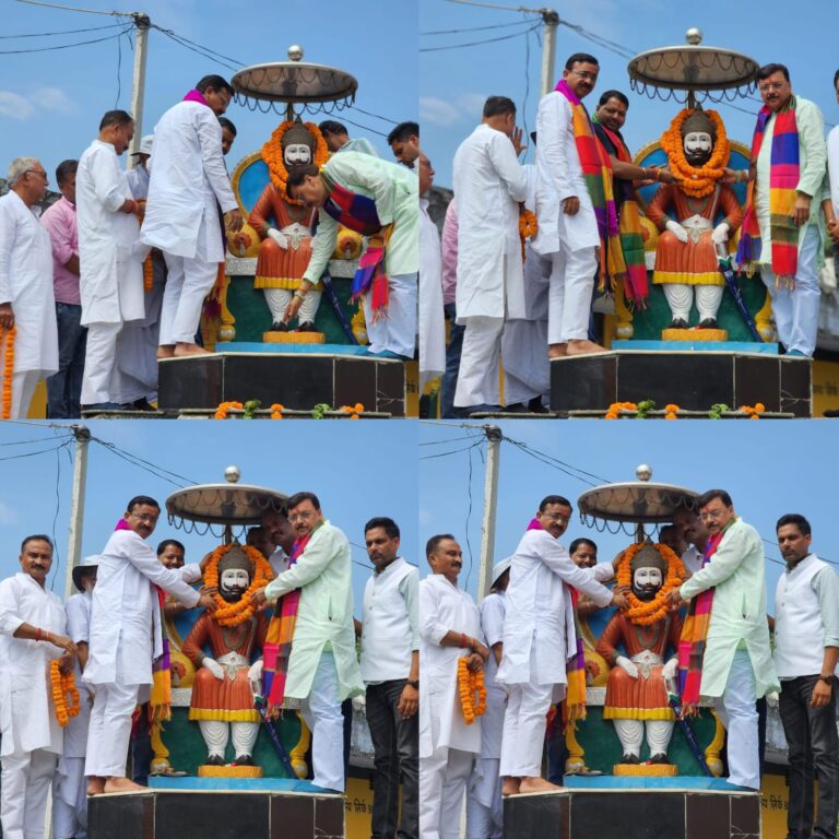 किच्छा। अग्रवाल सभा किच्छा द्वारा आयोजित महाराजा अग्रसेन जयंती समारोह में मुख्य अतिथि भारतीय जनता पार्टी जिलाध्यक्ष कमल जिंदल, पूर्व विधायक राजेश शुक्ला तथा अग्रवाल सभा के जिला अध्यक्ष महेश मित्तल ने महाराजा अग्रसेन जी की प्रतिमा पर माल्यार्पण कर श्रद्धा सुमन अर्पित किए।