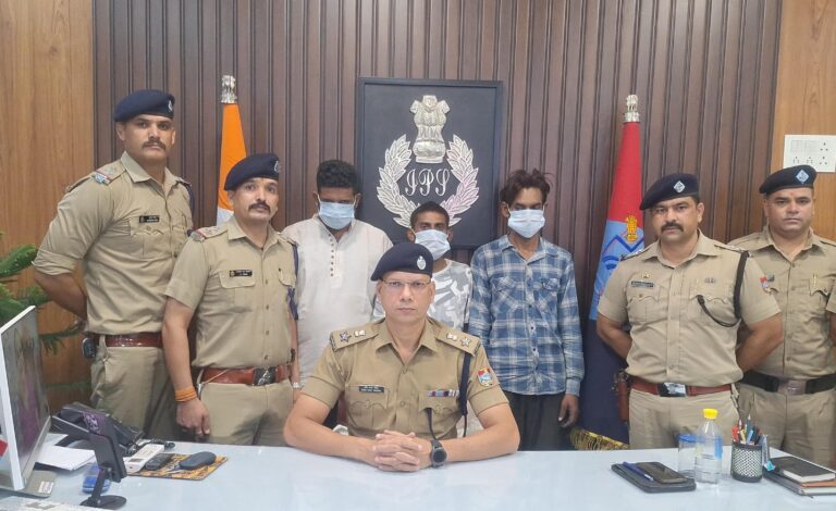 एसएसपी मणिकांत मिश्रा का अपराधियों के विरुद्ध कड़ा रुख  मात्र 24 घंटे में नाबालिग से दुष्कर्म एवं नृशंस हत्या का हुआ खुलासा  थाना कुंडा पुलिस ने त्वरित कार्यवाही कर पाँच अभियुक्तों को किया गिरफ्तार