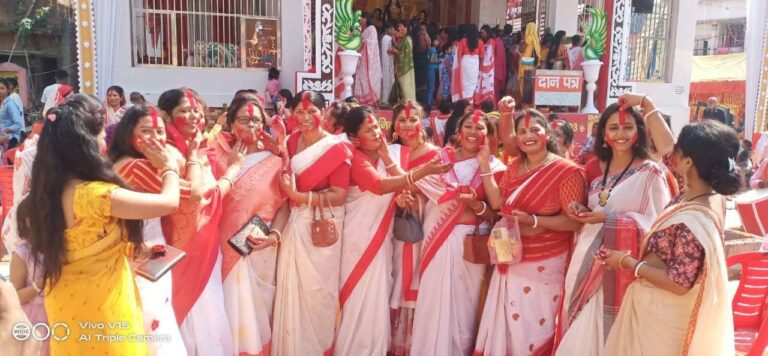 दिनेशपुर। शारदीय दुर्गा पूजा दर्पण विसर्जन के साथ दशमी पूजा संपन्न हुई।