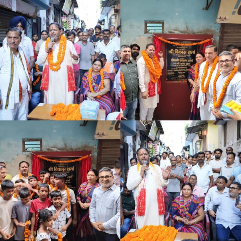 रुद्रपुर। रुद्रपुर नगर निगम के वार्ड संख्या 05, मुखर्जी नगर में सड़क निर्माण कार्य का महापौर विकास शर्मा ने नारियल फोड़कर शिलान्यास किया।