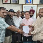 महापौर दीपक बाली ने रिक्शा चालकों के अनुरोध पर नगर निगम में कराए जाने वाले रजिस्ट्रेशन की अवधि 1 माह बढ़ाई