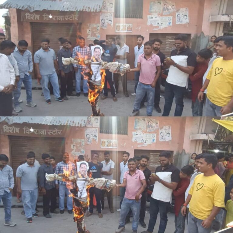 रमपुरा मे दूसरे दिन भी आक्रोश देखने को मिला शिव चौरासी घंटा मन्दिर पर कोली समाज के युवकों ने पूर्व विधायक ठुकराल का जलाया पुतला