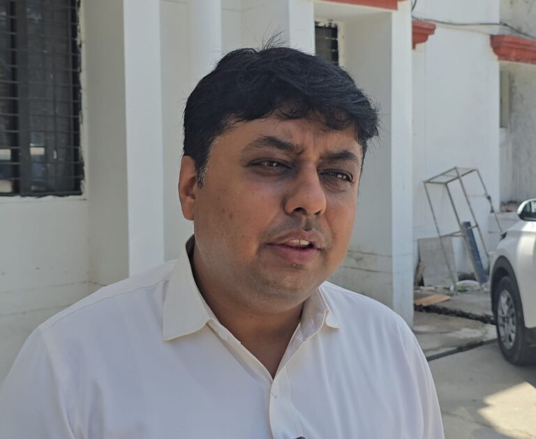 रूद्रपुर 18 अक्टूबर, 2025 (सू.वि.)- जिलाधिकारी नितिन सिंह भदौरिया ने सभी जनपदवासियों को दीपों के त्योहार दीपावली, धनतेरस, गोवर्धन पूजा व भैया दूज की हार्दिक बधाई देते हुए समस्त जनपदवासियों के बेहतर स्वास्थ्य, मंगलमय जीवन व उज्ज्वल भविष्य की कामना की।
