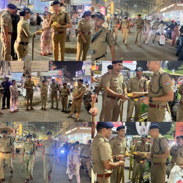 ड्यूटी प्वाइंटों में तैनात पुलिस कर्मियों के साथ दीपावली की खुशियां बाँटकर एसएसपी मणिकांत मिश्रा ने दी शुभकामनाएं।  अच्छी ड्यूटी के लिए की हौसला अफजाई