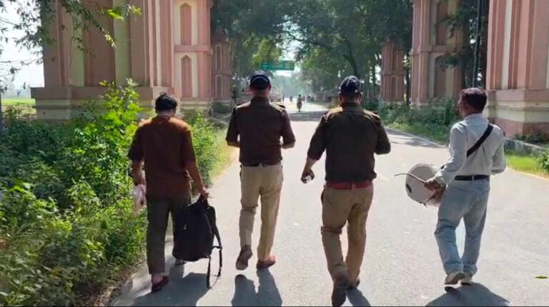 एसएसपी मणिकांत मिश्रा का अपराधियों के विरुद्ध सख्त रुख  थाना गदरपुर पुलिस ने ढोल नगाड़ों के साथ आदतन अपराधी को किया जिलाबदर