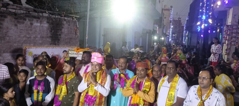 रम्पुरा एकराम आर्य पार्क मे शुरू होने वाली श्रीमद् भागवत कथा के पूर्व संध्या निकली कलश यात्रा मे शामिल हुऐ विधायक शिव अरोरा