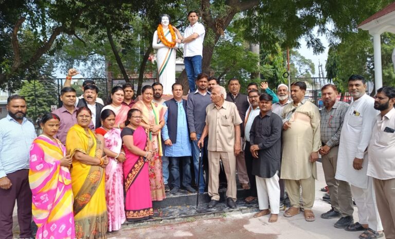 देश की प्रथम महिला प्रधानमंत्री, लौह महिला श्रीमती इंदिरा गाँधी की पुण्यतिथि यहाँ कांग्रेस कार्यकर्ताओं द्वारा गाँधी पार्क स्थित उनकी मूर्ति पर माल्यार्पण कर और उन्हें नमन कर मनाई गई