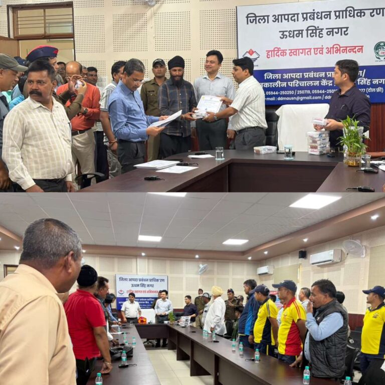 परिवहन विभाग ने यातायात सुधारों को लेकर लोगों की जागरूक किया  कार्यक्रम में आए लोगों को डीएम ने सम्मानित किया