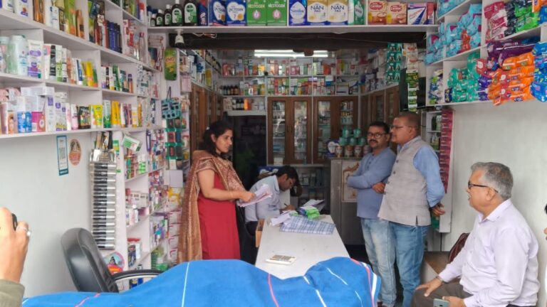 दिनेशपुर । जिला औषधि निरीक्षक की एक टीम ने नगर के तमाम मेडिकल स्टोर का औचक निरीक्षण किया । इस दौरान दवा विक्रेताओं में हड़कंप मचा रहा ।