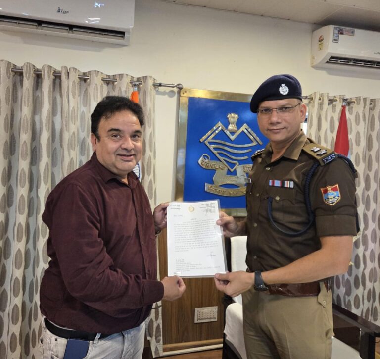 एसएसपी मणिकांत मिश्रा ने पुलिस थानों के आवासीय भवन निर्माण कार्य समय पर व उच्च गुणवत्ता से पूर्ण कराने पर सहायक अभियंता जयांक पांडे को किया सम्मानित