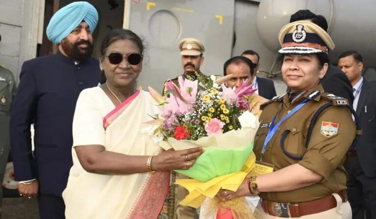 सम्मान, सौहार्द और प्रेरणा का क्षण राष्ट्रपति द्रौपदी मुर्मू का स्वागत करतीं आईजी रिद्धिम अग्रवाल  कुमाऊँ की धरती पर राष्ट्रपति श्रीमती द्रौपदी मुर्मू का आगमन, उत्तराखंड के लिए गौरव का क्षण- रिधिम