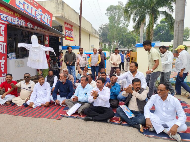 प्राथमिक स्वास्थ्य केंद्र में चिकित्सक तैनात करने और अस्पताल के उच्चीकरण की मांग को लेकर कांग्रेस कार्यकर्ताओं ने अस्पताल के गेट पर धरना देकर प्रदर्शन किया