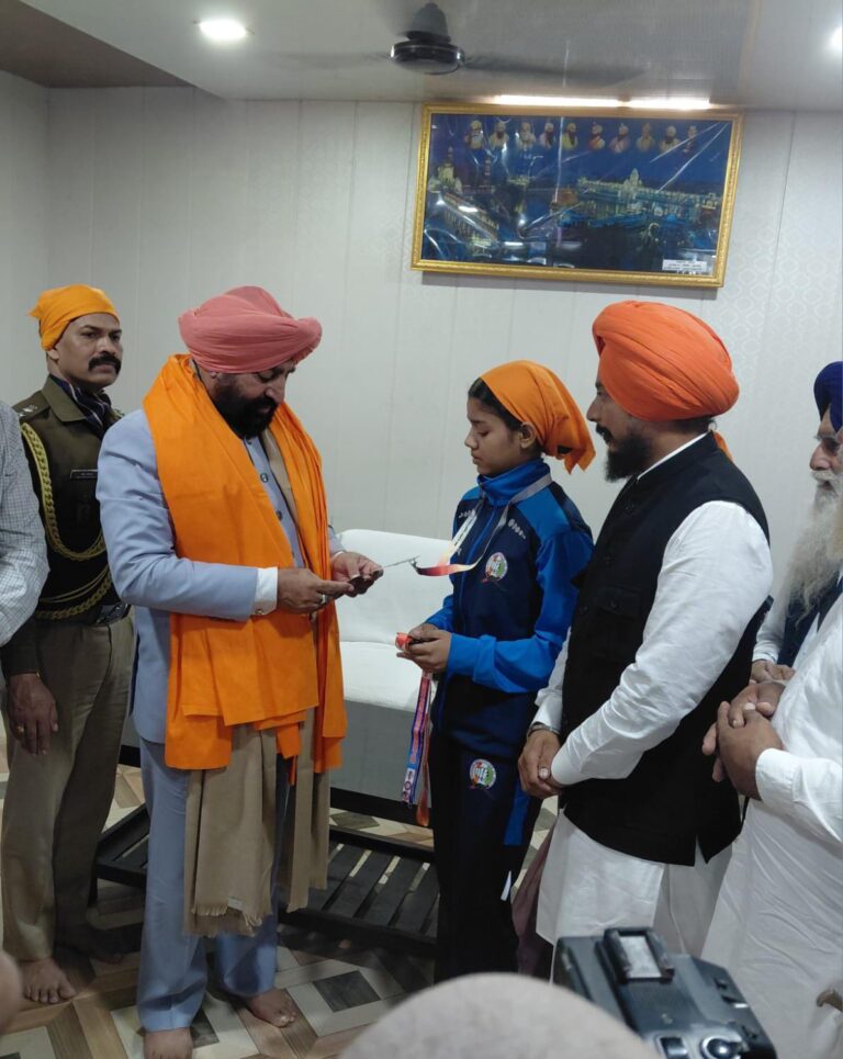 हरमनदीप कौर को महामहिम राज्यपाल द्वारा रीठा साहिब गुरुद्वारा में सम्मानित किया गया