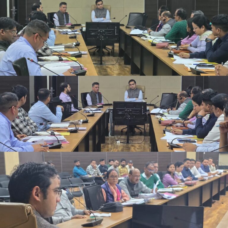 रूद्रपुर  (सू0 वि0)- जिला गंगा समिति की बैठक कलेक्ट्रेट सभागार में लेते हुए मुख्य विकास अधिकारी दिवेश शाशनी ने कहा कि जनपद में शतप्रतिशत सरकारी व निजी सीवर टैंक वाहनों का निकायों में पंजीकरण किया जाये