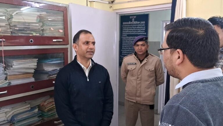 डीएम भटगांई का कड़ा संदेश :अधिकारी जनता के प्रति जवाबदेह रहे  डीएम ने विकास भवन का औचक निरीक्षण किया