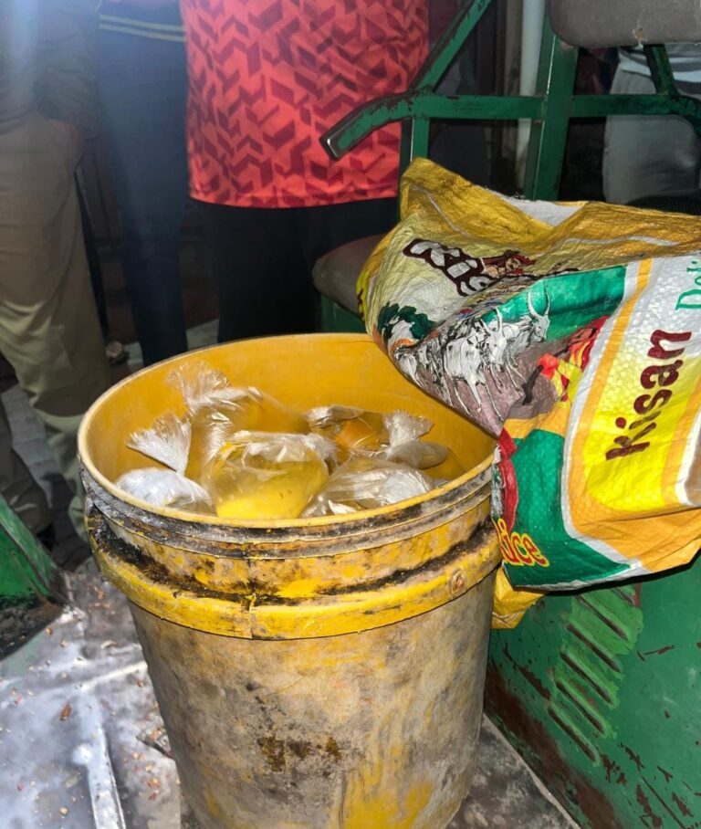 अवैध शराब के ख़िलाफ़ पुलिस और जनता हो रही जागरुक.. वार्ड 35 राजीव नगर में दर्जनों पाउच बरामद. समाजसेवी सुशील गाबा, गोविंद राय पहुँचे मौके पर