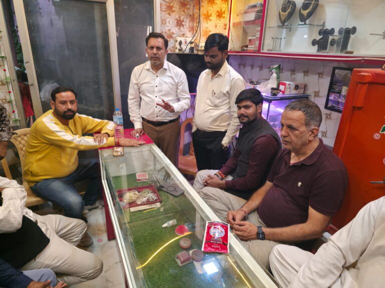 नशे के खिलाफ जुटनें लगे युवा, श्रमिक, मातृशक्ति और सामाजिक कार्यकर्ता  कैम्प में पदयात्रा पर डटे गाबा को मिलनें लगा व्यापक जनसमर्थन