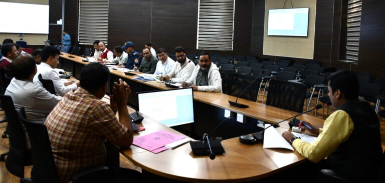 सू0 वि0)- जिला सभागार में जिला सड़क सुरक्षा समिति की बैठक लेते हुए अपर जिलाधिकारी कौस्तुभ मिश्र ने कोहरे के सीजन को देखते हुए सड़क के कटो, मोड़, डायवर्जनों पर कैटआई, साइनेज, रिफ्लेक्टर लगाने के निर्देश सम्बन्धित अधिकारियों को दिये।