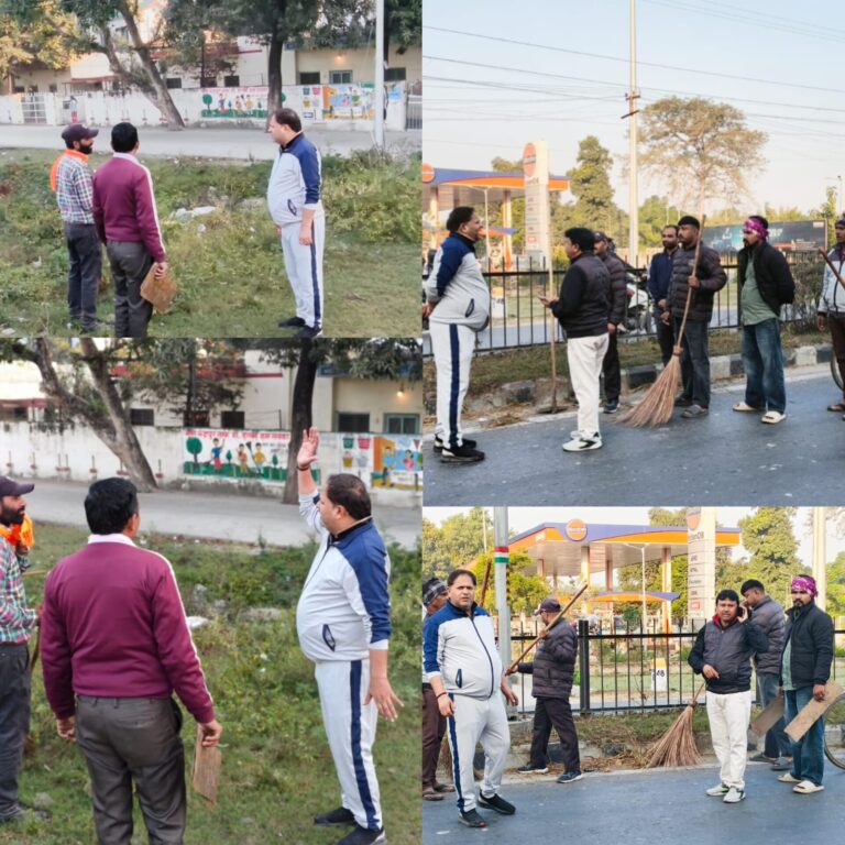 रुद्रपुर। सुबह मॉर्निंग वॉक के बाद महापौर विकास शर्मा ने अचानक शहर के विभिन्न इलाकों का दौरा कर सफाई व्यवस्था का जायजा लिया। इस दौरान उन्होंने पर्यावरण मित्रों से बातचीत की, उनकी समस्याएं सुनीं । साथ ही सफाई व्यवस्था को और बेहतर बनाने के लिए आवश्यक दिशा-निर्देश जारी किए।