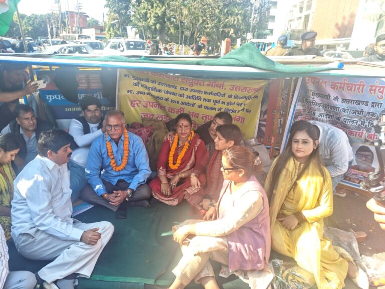 गणेश गोदियाल को बधाई देने पहुंचीं काशीपुर महिला कांग्रेस अध्यक्ष श्रीमती पूजा सिंह ने धरने में सहभागिता निभाई