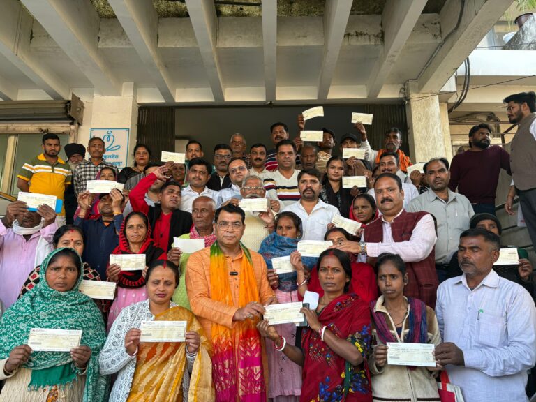 विधायक शिव अरोरा ने अपने कार्यालय पर जरूतमद लोगो को मुख्यमंत्री राहत कोष से आर्थिक सहायता चैक बाटे व जनता दर्शन कार्यक्रम में सुनी लोगो की समस्या तत्काल किया निराकरण