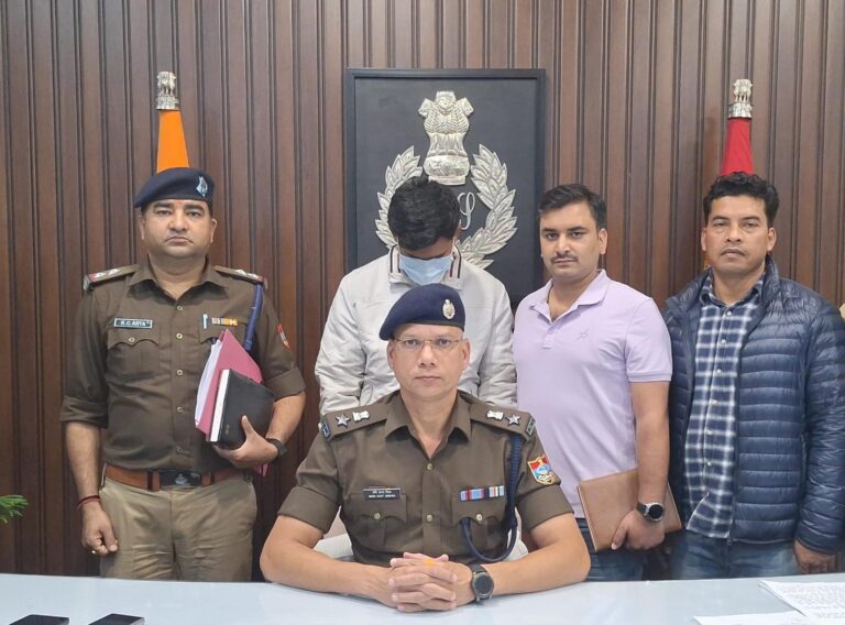 एसएसपी मणिकांत मिश्रा का नशा तस्करों के विरुद्ध कड़ा रुख — 08 लाख रुपये से अधिक कीमत के 5000 अवैध इंजेक्शन व 326 बोतल अवैध सिरप के साथ तस्कर गिरफ्तार