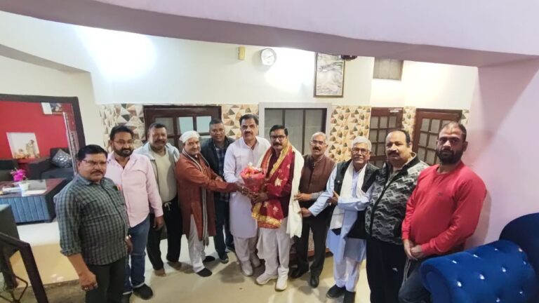 रूद्रपुर। बहुद्देशीय किसान सेवा सहकारी समिति लिमिटेड फौजी मटकोटा में सम्पन्न हुए चुनावों में ज्ञान सिंह चौहान एक बार फिर निर्विरोध अध्यक्ष निर्वाचित हुए। उनके पुनः चयन पर पूर्व विधायक राजकुमार ठुकराल तथा ठाकुर जगदीश सिंह के नेतृत्व में बड़ी संख्या में लोगों ने चौहान का फूल-मालाओं से जोरदार स्वागत किया और उन्हें माता की चुनरी ओढ़ाकर सम्मानित किया।